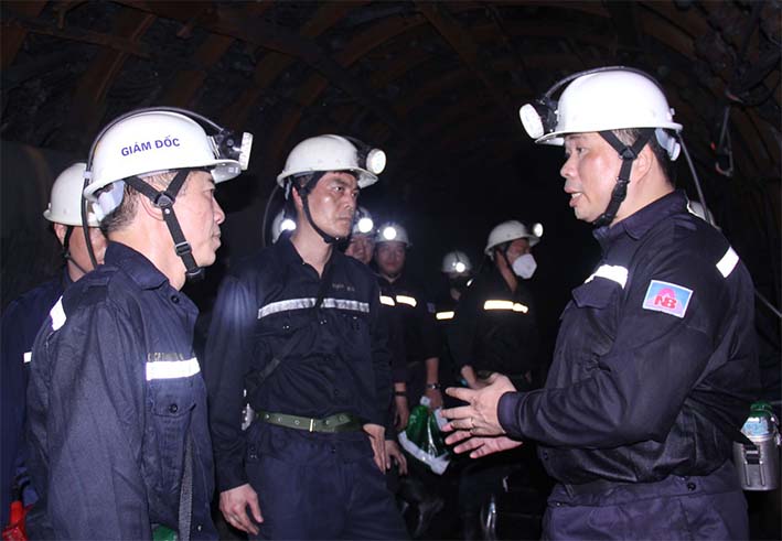Phó Tổng Giám đốc Tập đoàn Nguyễn Văn Tuân kiểm tra sản xuất tại Than Núi Béo